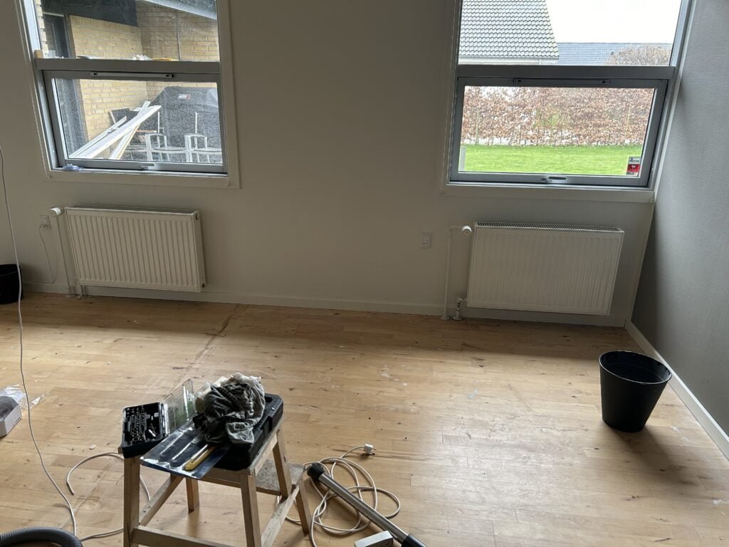 Renovering af værelse med trægulv og værktøj
