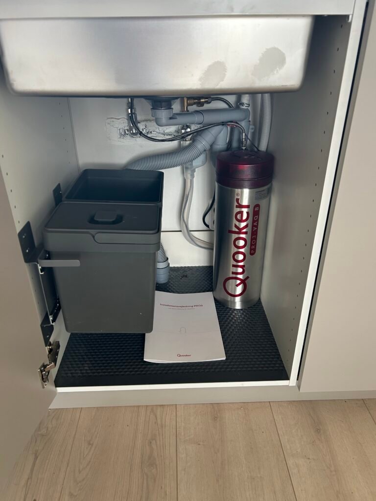 Vandhaneinstallation med Quooker under køkkenvask