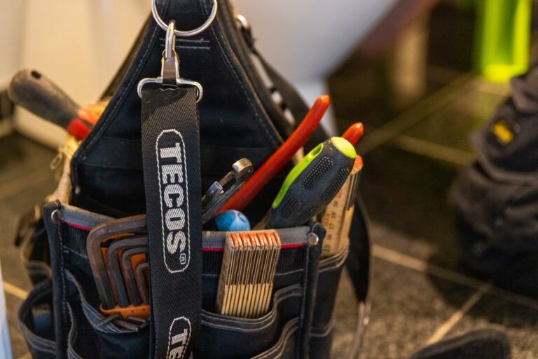 Værktøjstaske med håndværktøj og målebånd