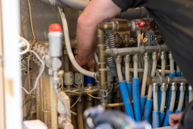 VVS-installatør arbejder på rør og ventiler