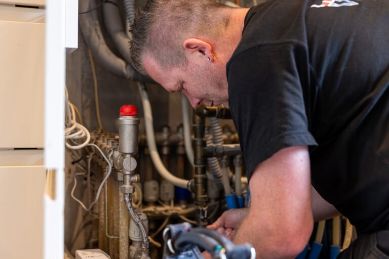 VVS-tekniker reparerer rørinstallation i bygning