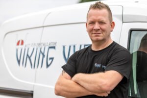 VVS installatør foran firmabil fra Viking VVS