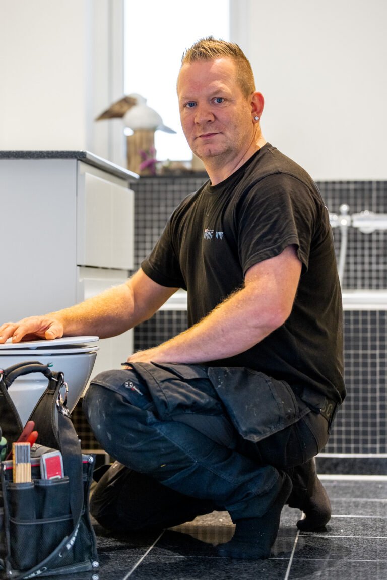 Håndværker installerer toilet på badeværelse