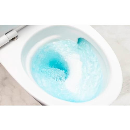 Toilet skylles med blå rengøringsvand